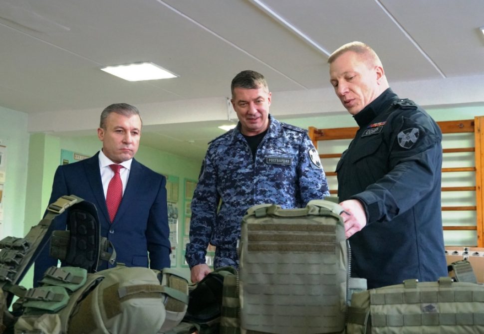 Росгвардейцам Архангельской области передано более 150 комплектов защитной экипировки, приобретенных правительством региона